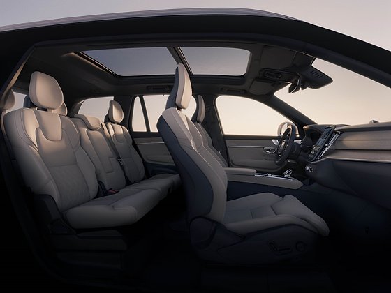 Volvo XC90, Airy three-row cabin in light leather beneath a full panoramic glass roof