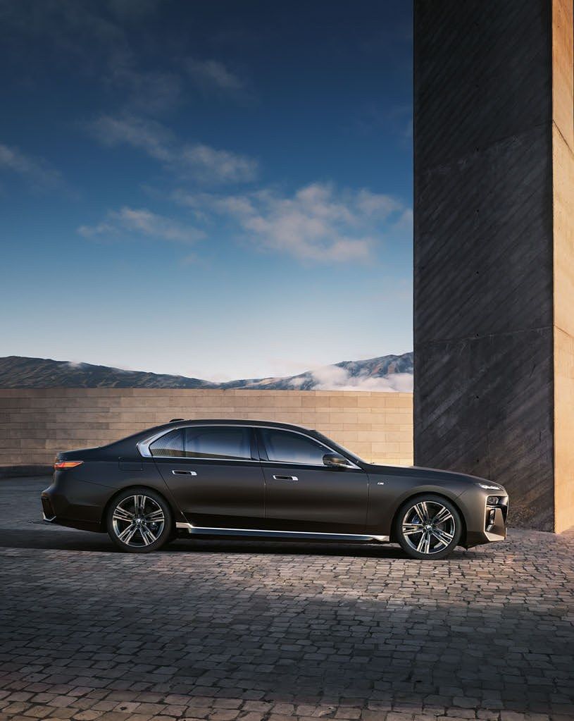 BMW i7 — Long-wheelbase luxury limousine silhouette