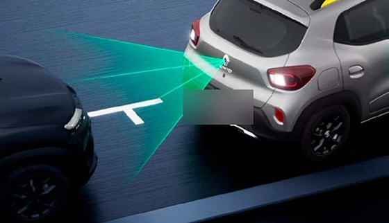 Renault Kwid, Reverse camera shows the area behind the car with dynamic parking guidelines.