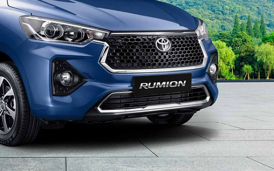 Toyota Rumion, Premium front grille with chrome finish and chrome-finished front bumper