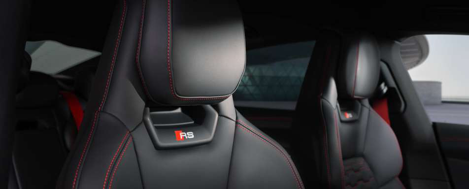 Audi e-tron GT — Front sports seats in black leather with embossed RS logo and red contrast stitching