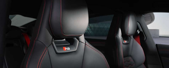 Audi e-tron GT, Front sports seats in black leather with embossed RS logo and red contrast stitching