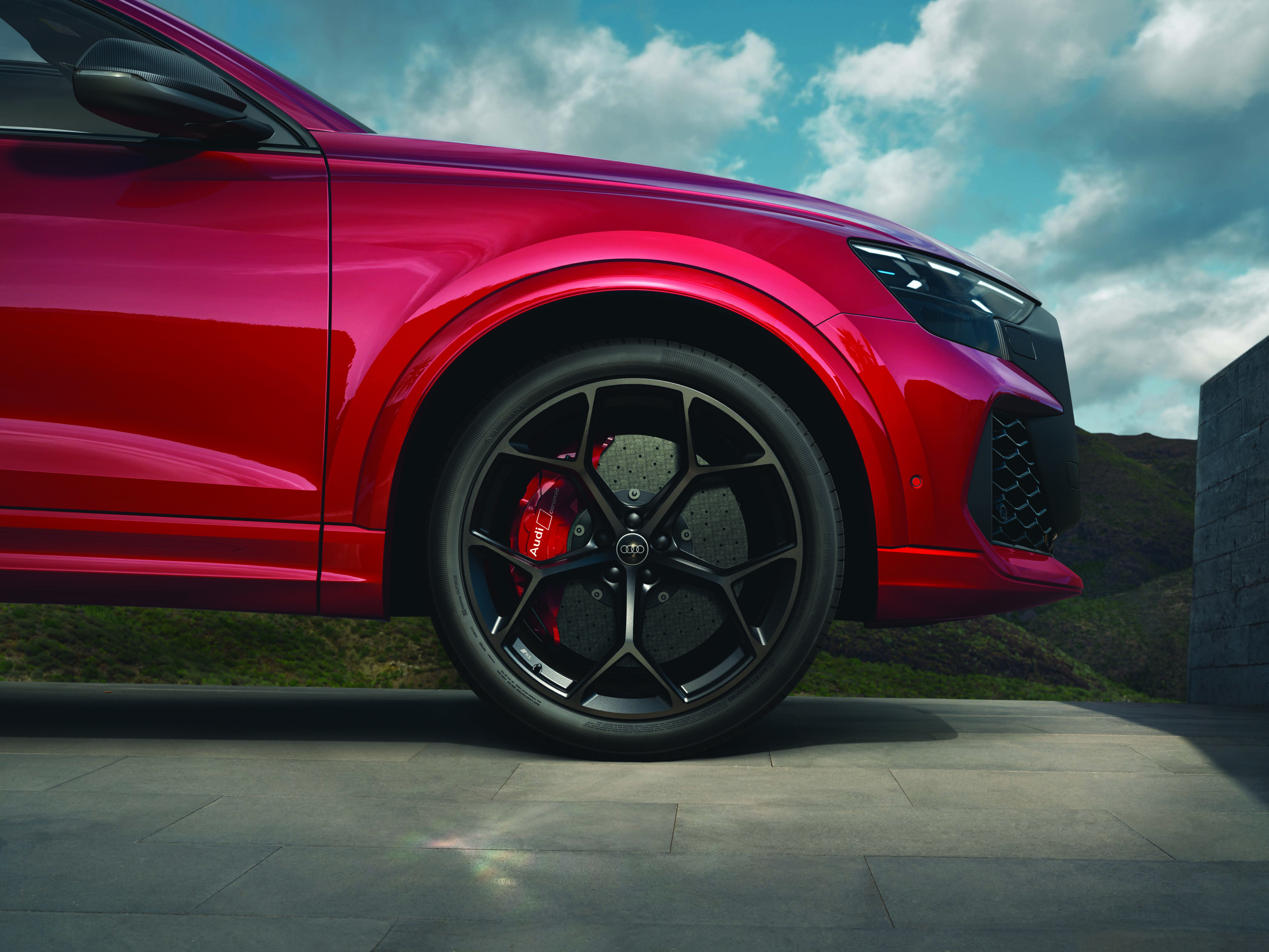 Audi RS Q8 Performance — Red-painted brake calipers behind the RS alloy wheel