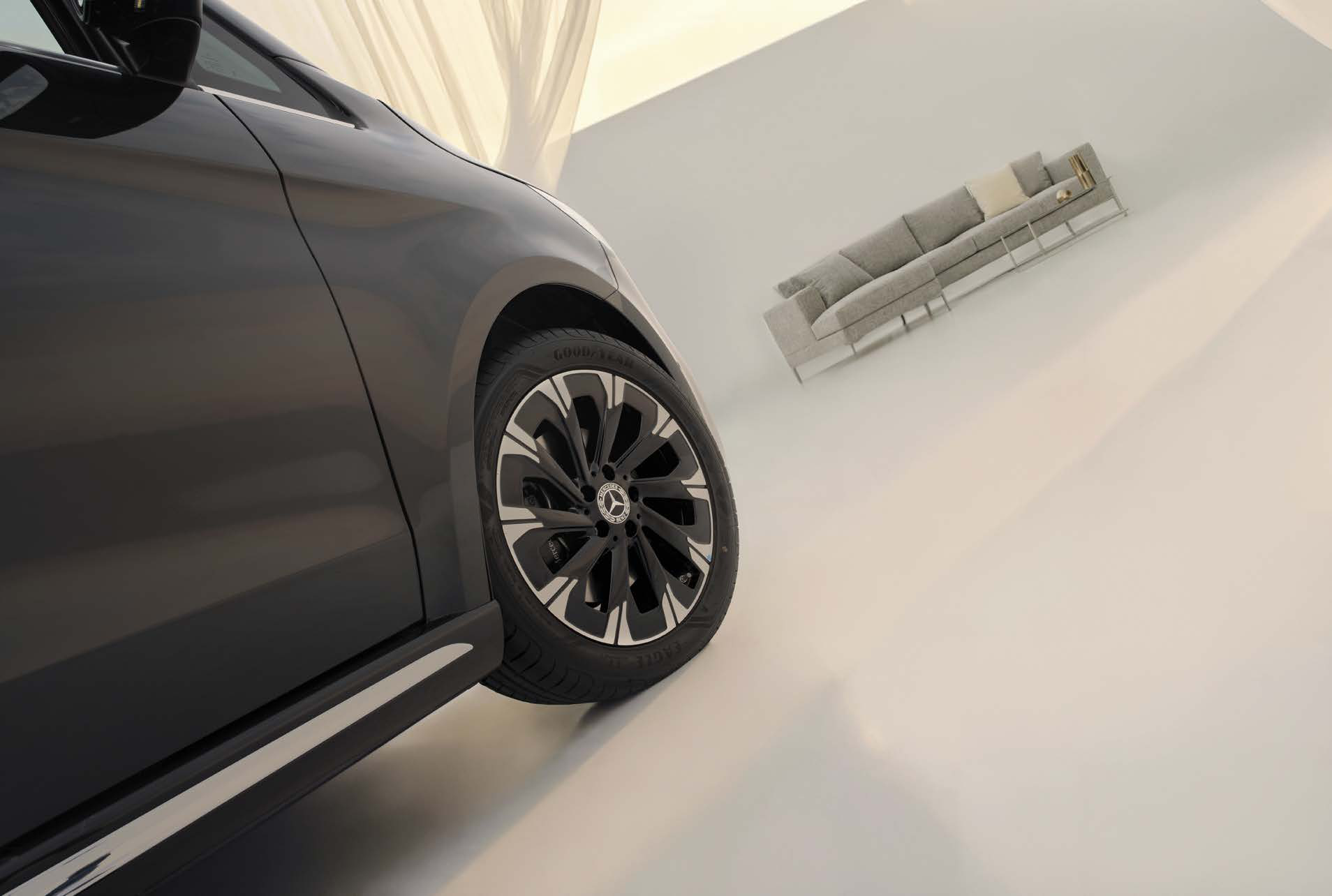 Mercedes-Benz V-Class — 45.7 cm (18-inch) light-alloy wheels in a 10-spoke design with two-tone diamond-cut finish.