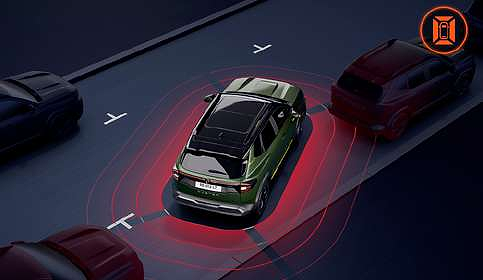 Renault Duster, 360-degree around-view 3D camera for low-speed manoeuvring