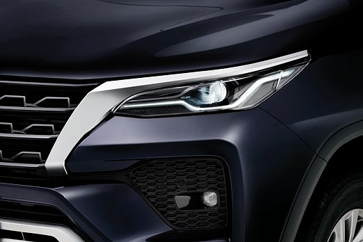 Toyota Fortuner, LED headlamp with distinctive LED line-guide DRL