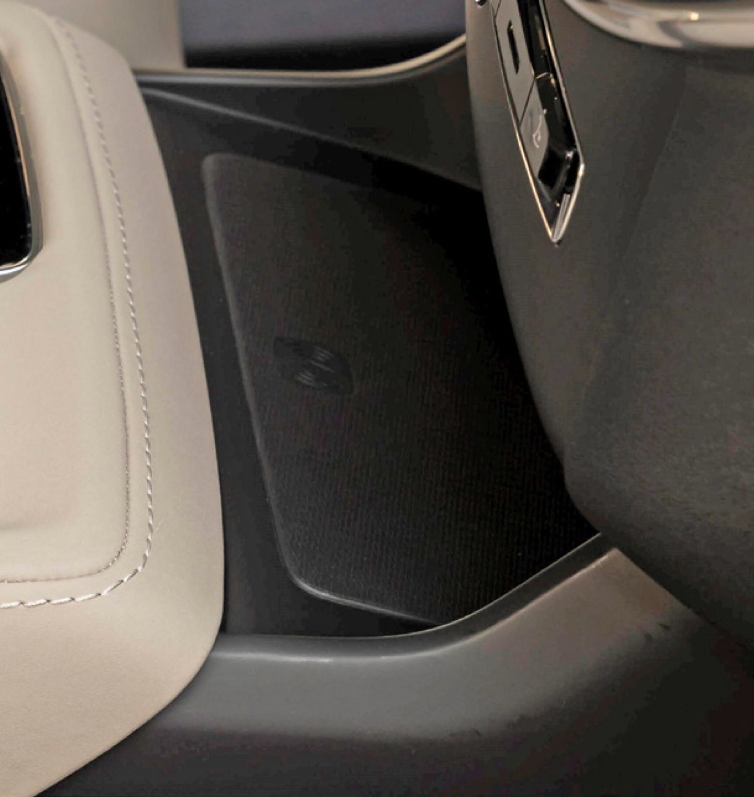 Volvo XC90 — Wireless smartphone charging pad in the centre console