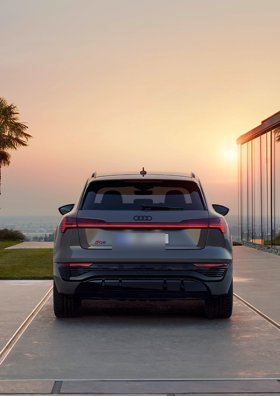Audi Q8 e-tron, Full-width rear light bar with illuminated Audi rings and connected tail-lamps across the tailgate.