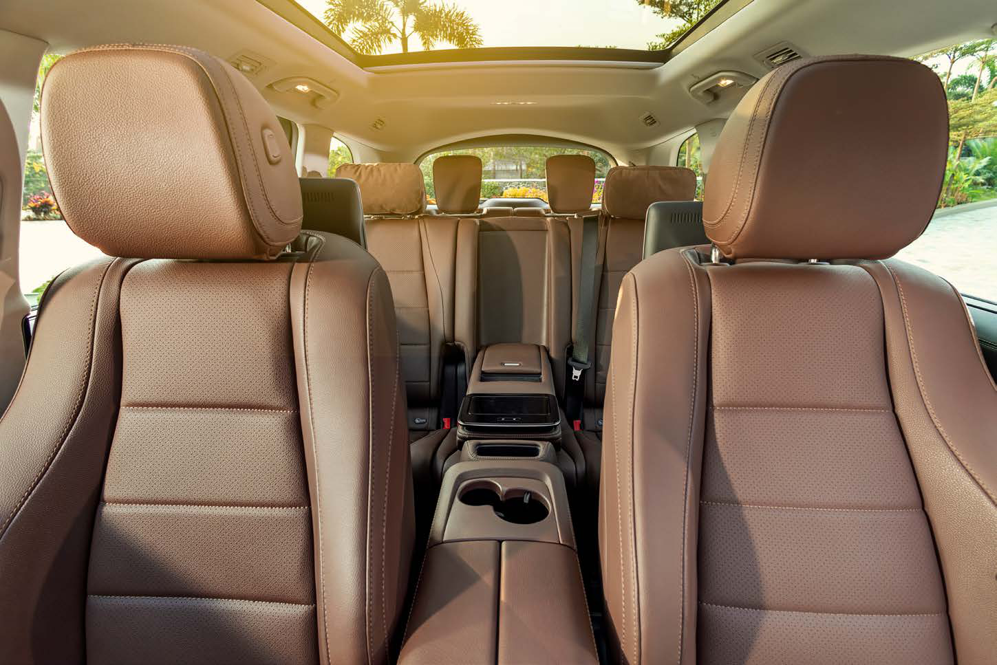 Mercedes-Benz GLS — Rear cabin with extended centre console and cup holders