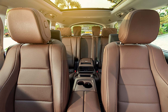 Mercedes-Benz GLS, Rear cabin with extended centre console and cup holders