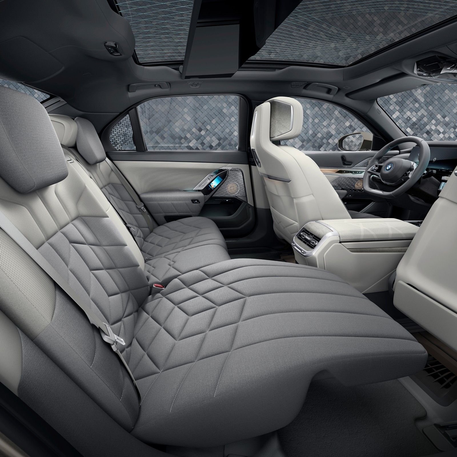 BMW i7, Rear console with glass controls, wireless charging tray and seat memory