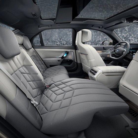 BMW i7, Rear console with glass controls, wireless charging tray and seat memory