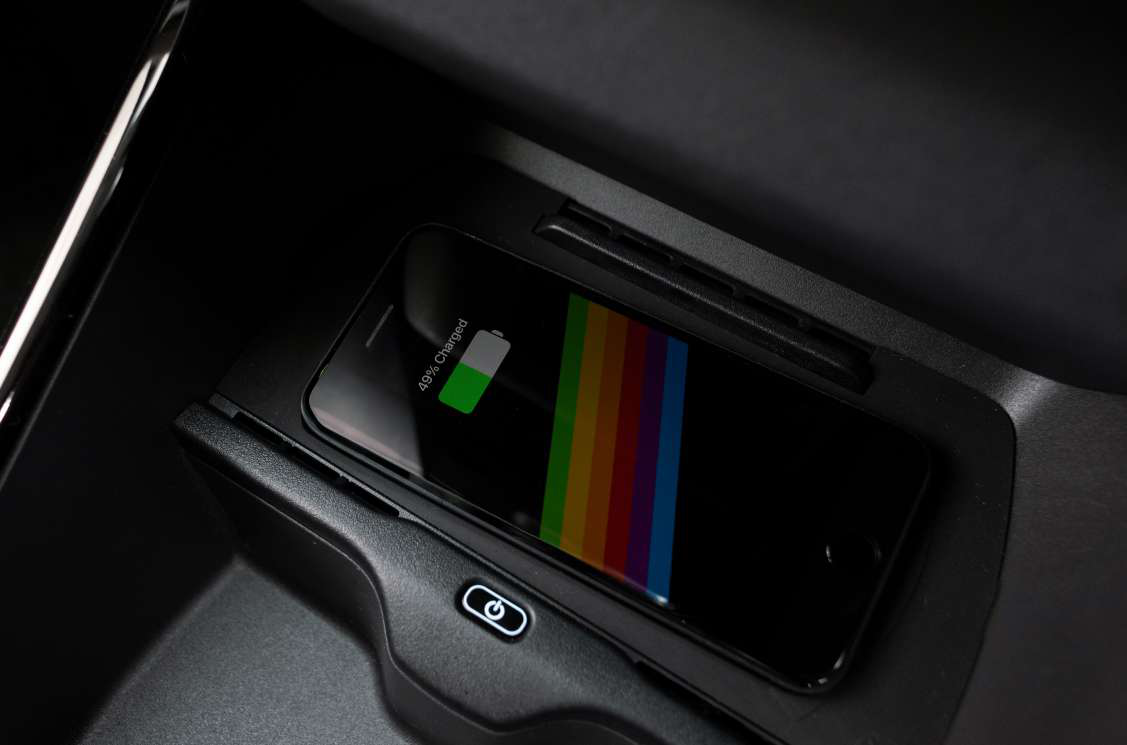 Citroën Basalt X — Wireless smartphone charger