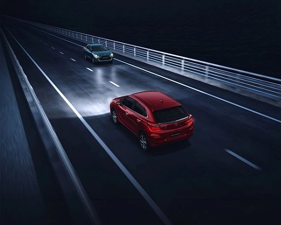 Toyota Glanza, High beam assist dips the headlamps for oncoming traffic on the V (O) variant
