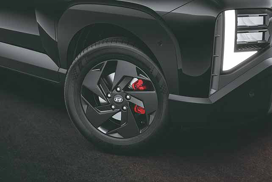 Hyundai Venue, VENUE Knight - R16 black painted alloy wheels with red brake calipers