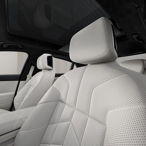 BMW 7 Series, BMW Individual Merino leather with fine-wood trim on the doors and console