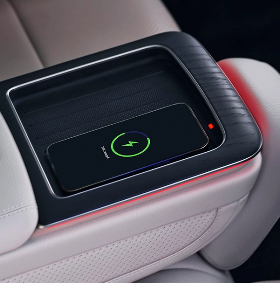 Mercedes-Benz E-Class, Wireless smartphone charging in the rear centre armrest