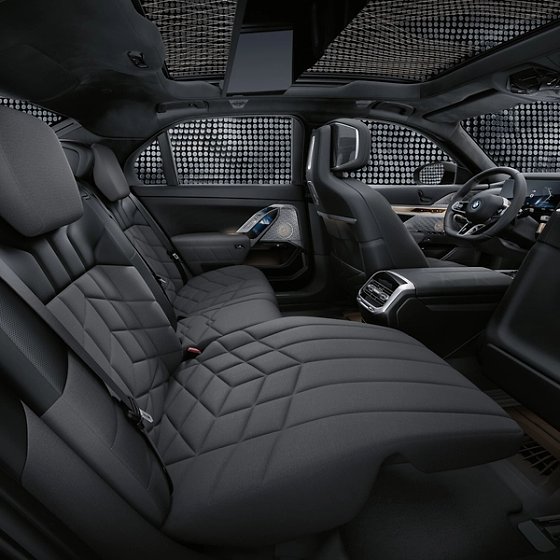 BMW i7, Executive Lounge rear seat: reclines up to 42.5 degrees with a powered footrest