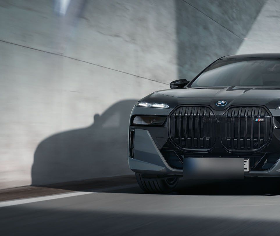 BMW i7 — i7 M70: blacked-out M kidney grille and M aerodynamics