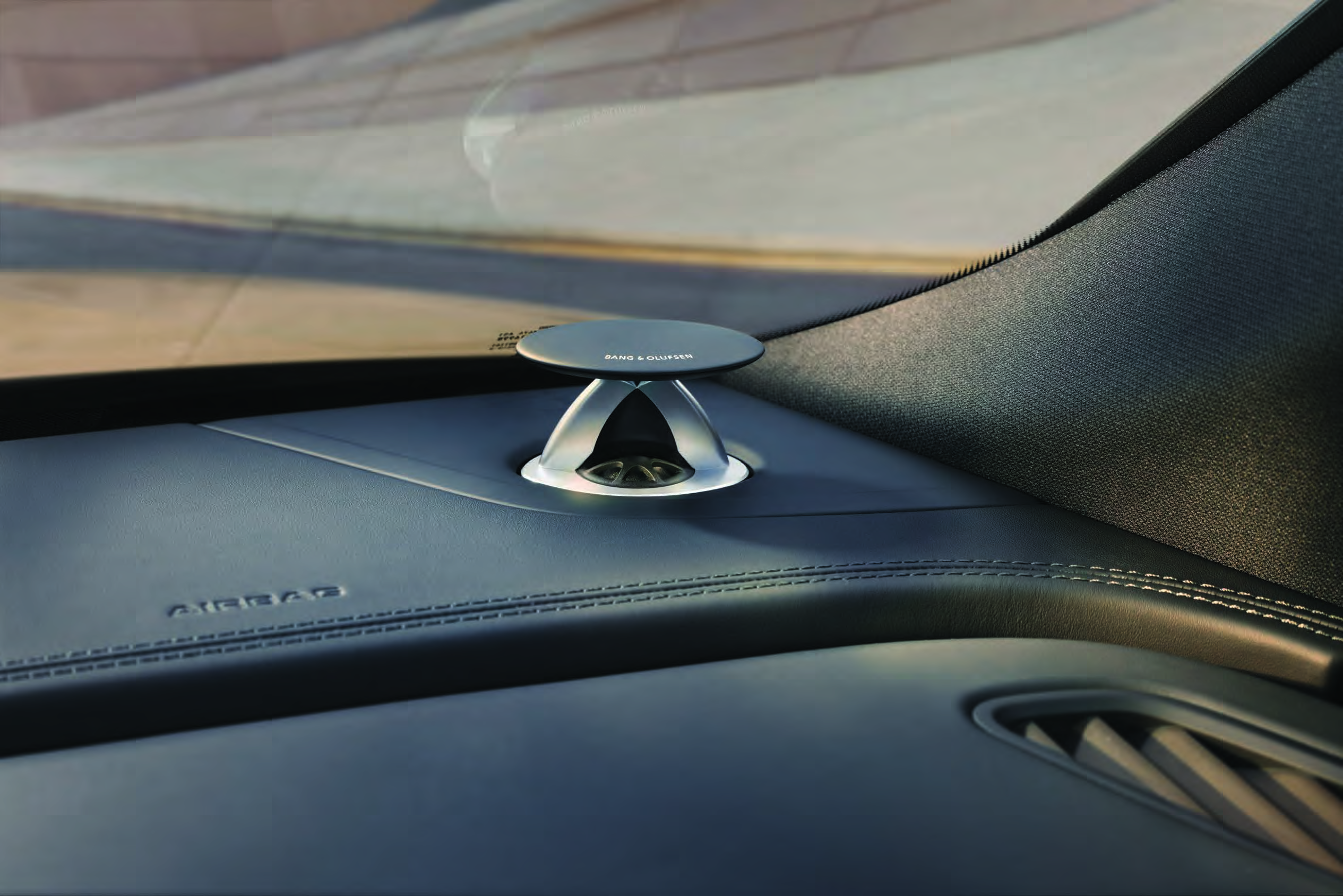 Audi RS Q8 Performance — Bang & Olufsen 3D premium sound system with retractable acoustic-lens tweeter