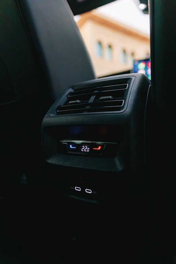 Volkswagen Tayron — Rear-seat air-con vents with digital temperature display and USB-C charging