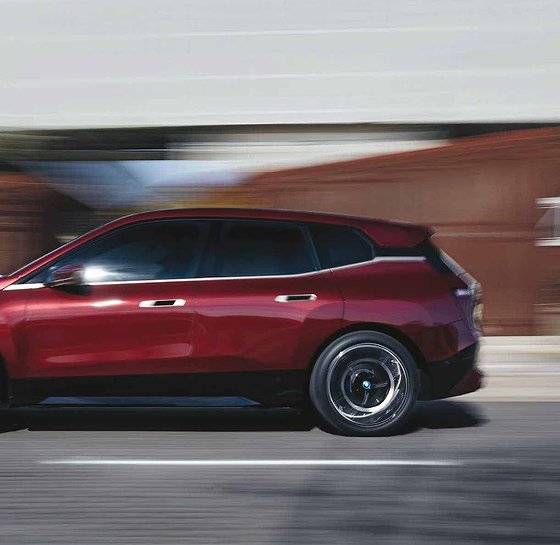 BMW iX, Clean flowing profile of the electric SAV