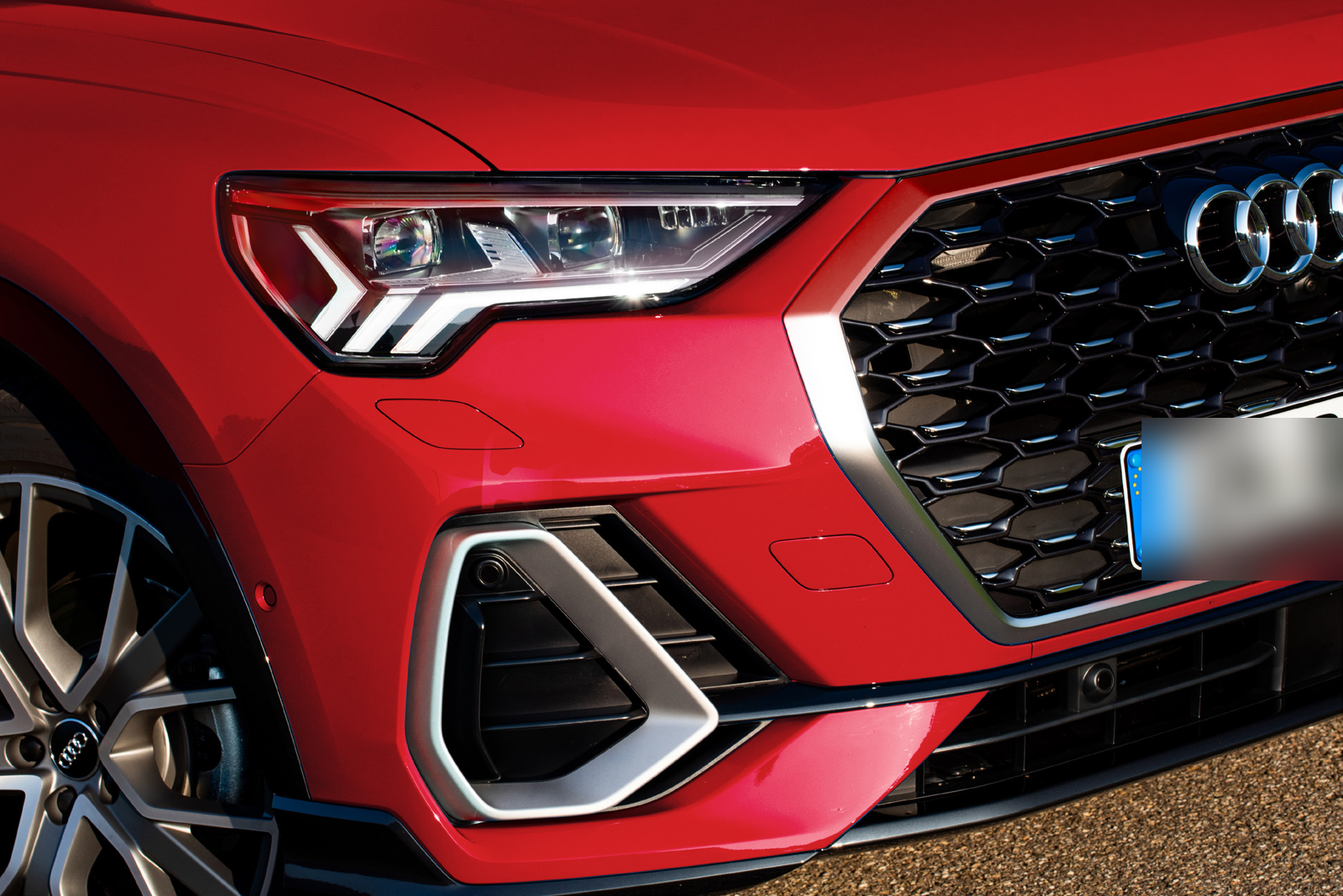 Audi Q3 Sportback — Full-LED headlights beside the octagonal Singleframe honeycomb grille