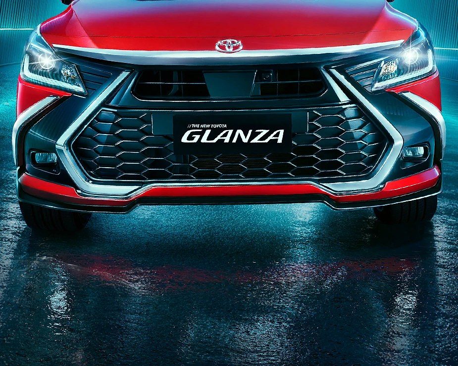 The new front face of the Toyota Glanza 2026: hammerhead bumper and LED projector headlamps