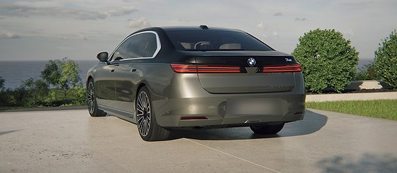 BMW 7 Series, Full-width rear light bar above the 5,395 mm long body
