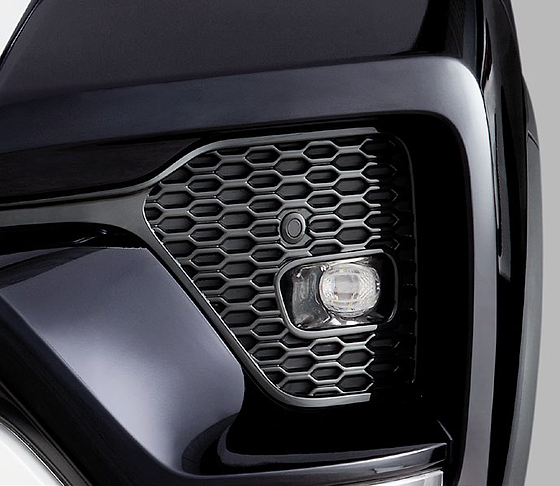 Toyota Fortuner, New-design front fog lamp set in a honeycomb bezel