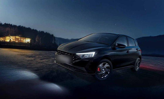 Hyundai i20, i20 Knight: all-black look, R16 painted black alloy wheels with red brake calipers
