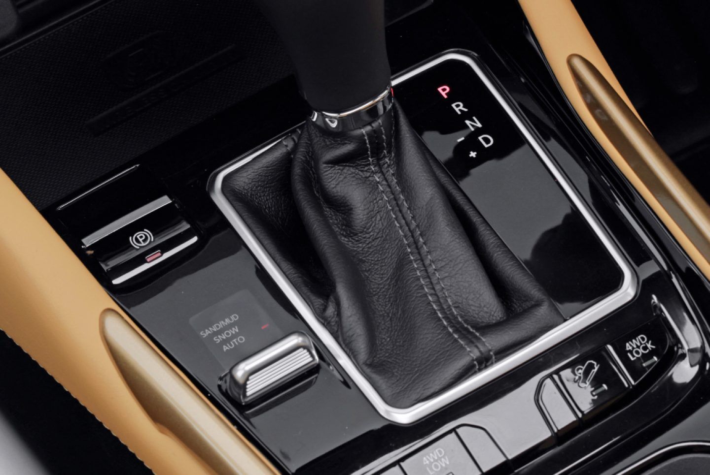 Jeep Meridian — Centre-console gear selector with the Selec-Terrain rotary dial and 4WD Low and Lock controls.