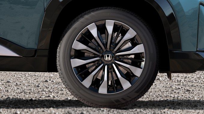 Honda Elevate, R17 diamond-cut alloy wheels with a clear dark finish