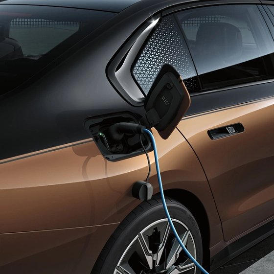 BMW i7, CCS2 charging flap on the rear right panel: 250 kW DC takes 10-80% in 28 minutes