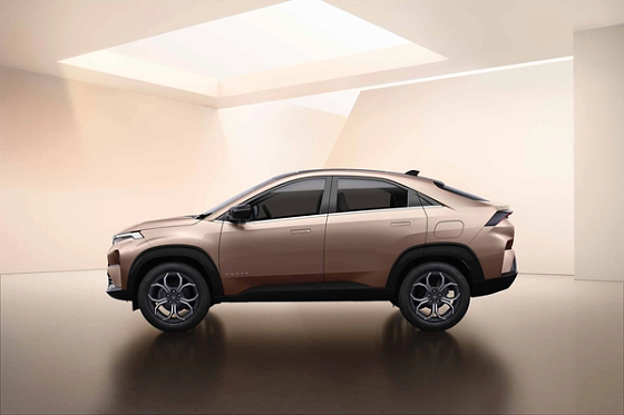 Tata Curvv, R18 diamond-cut alloy wheels, flush door handles with welcome light and a dual-tone roof on the coupe-SUV silhouette.