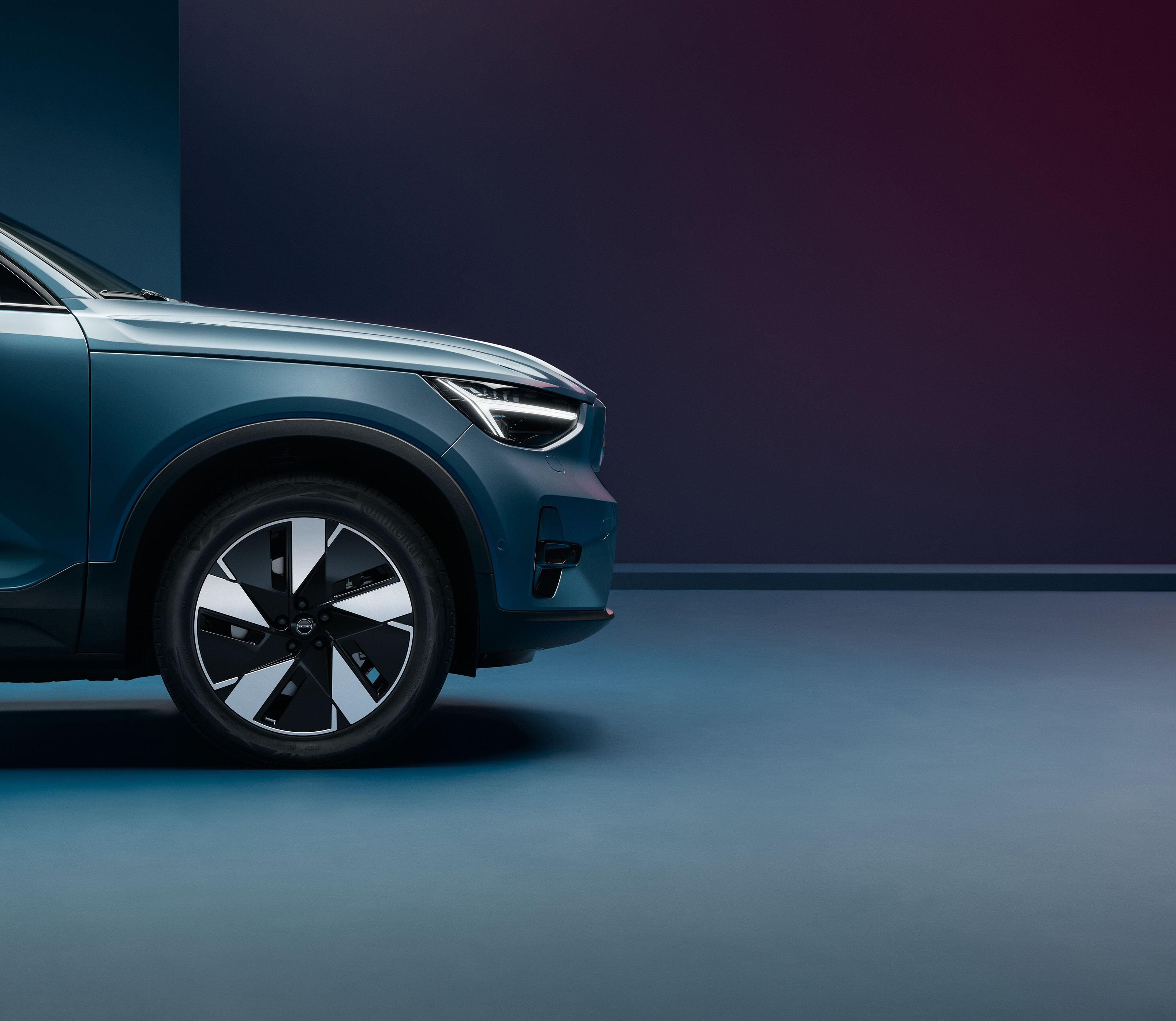 Volvo EC40 — 19-inch five-spoke diamond-cut alloy wheels in polished aluminium and high-gloss black, shaped for aerodynamic efficiency.