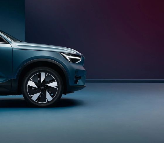 Volvo EC40, 19-inch five-spoke diamond-cut alloy wheels in polished aluminium and high-gloss black, shaped for aerodynamic efficiency.