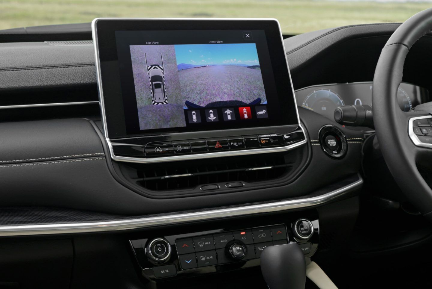 Jeep Meridian — Surround-view camera showing top and front views on the central touchscreen.
