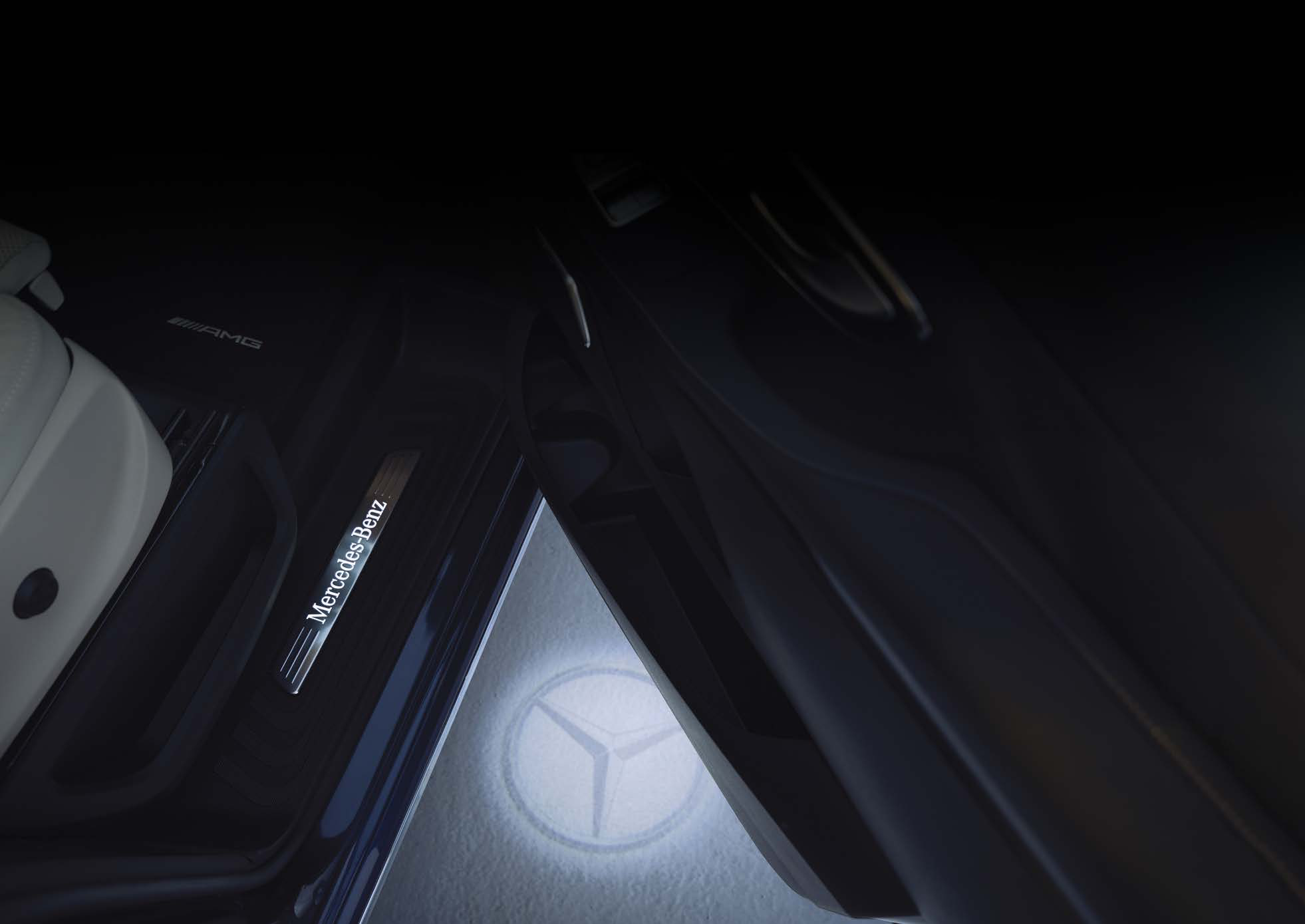 Mercedes-Benz V-Class — Illuminated Mercedes-Benz door sill trim with a precision-LED projection of the three-pointed star onto the ground at the side door.