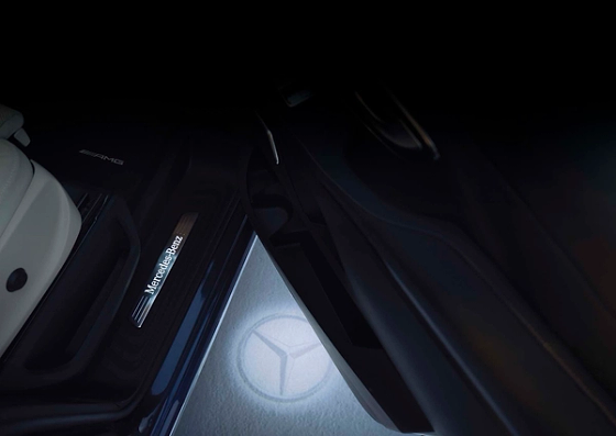 Mercedes-Benz V-Class, Illuminated Mercedes-Benz door sill trim with a precision-LED projection of the three-pointed star onto the ground at the side door.