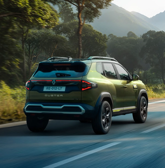Renault Duster, Rear three-quarter showing the full-width connected LED tail-light bar