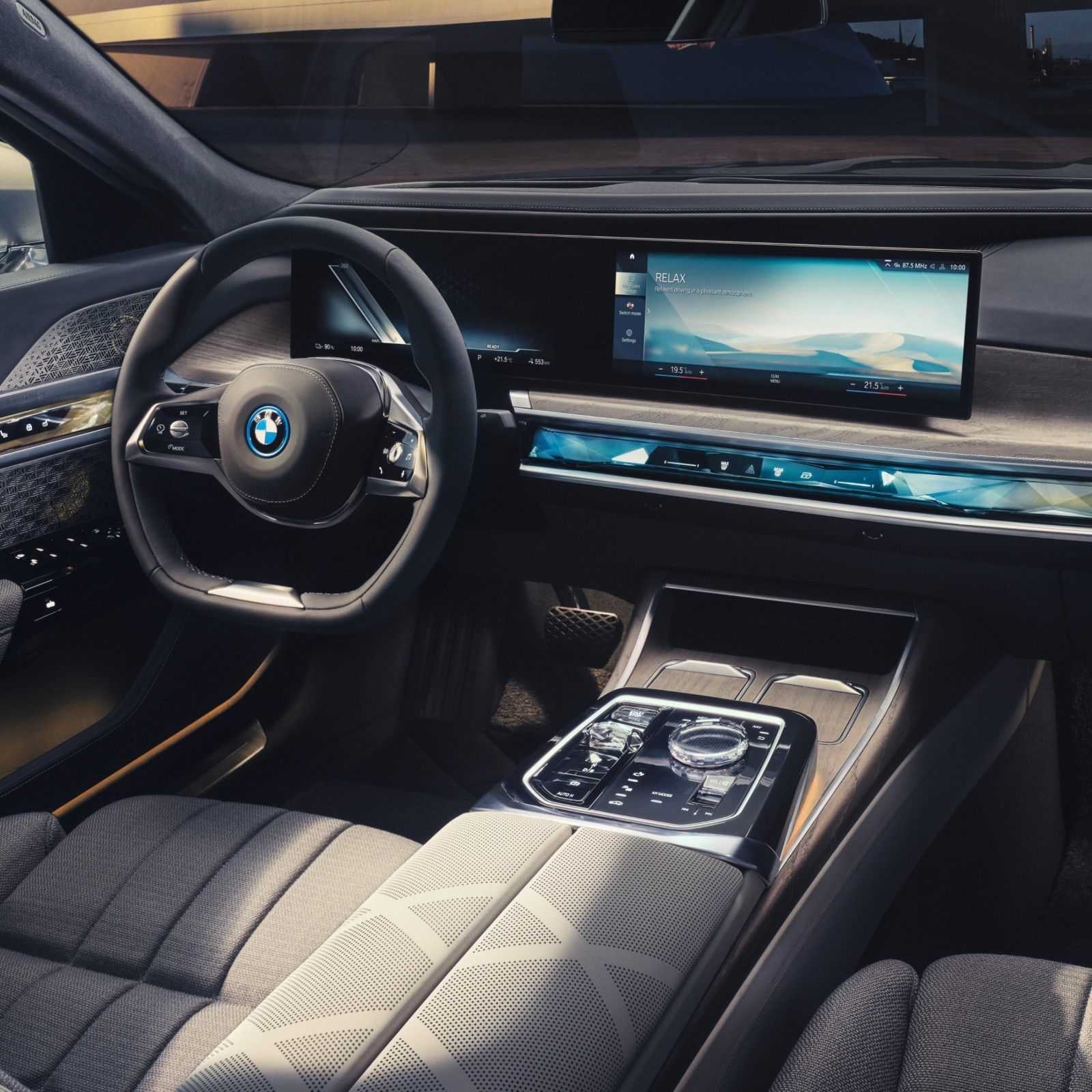 BMW i7, Front seats with massage, ventilation and multi-way power adjustment