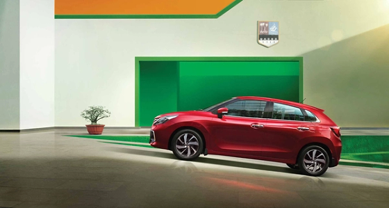 Toyota Glanza (2022-2026), Flowing side profile riding on dual-tone precision-cut alloy wheels.