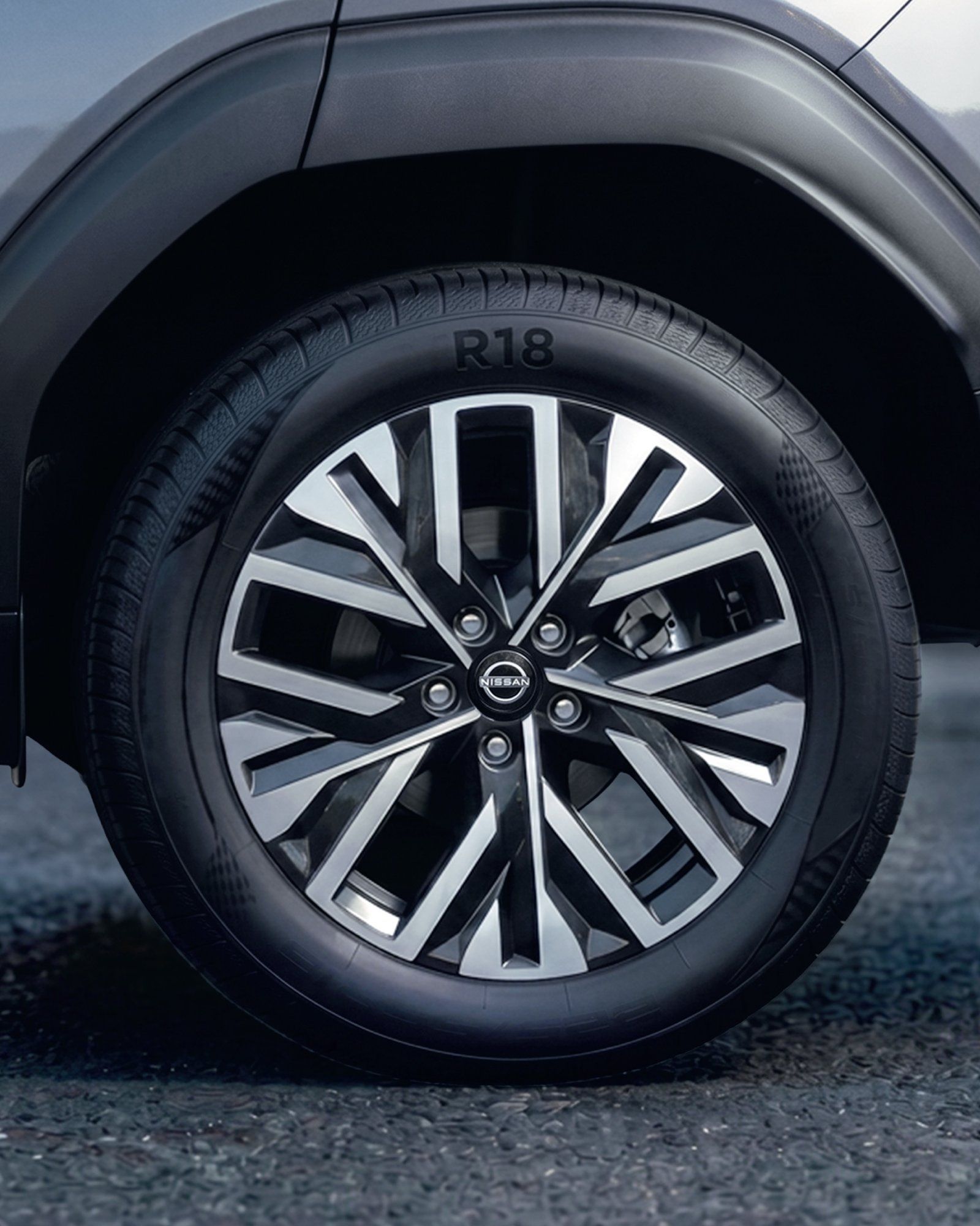 Nissan Tekton — R18 diamond-cut alloy wheels