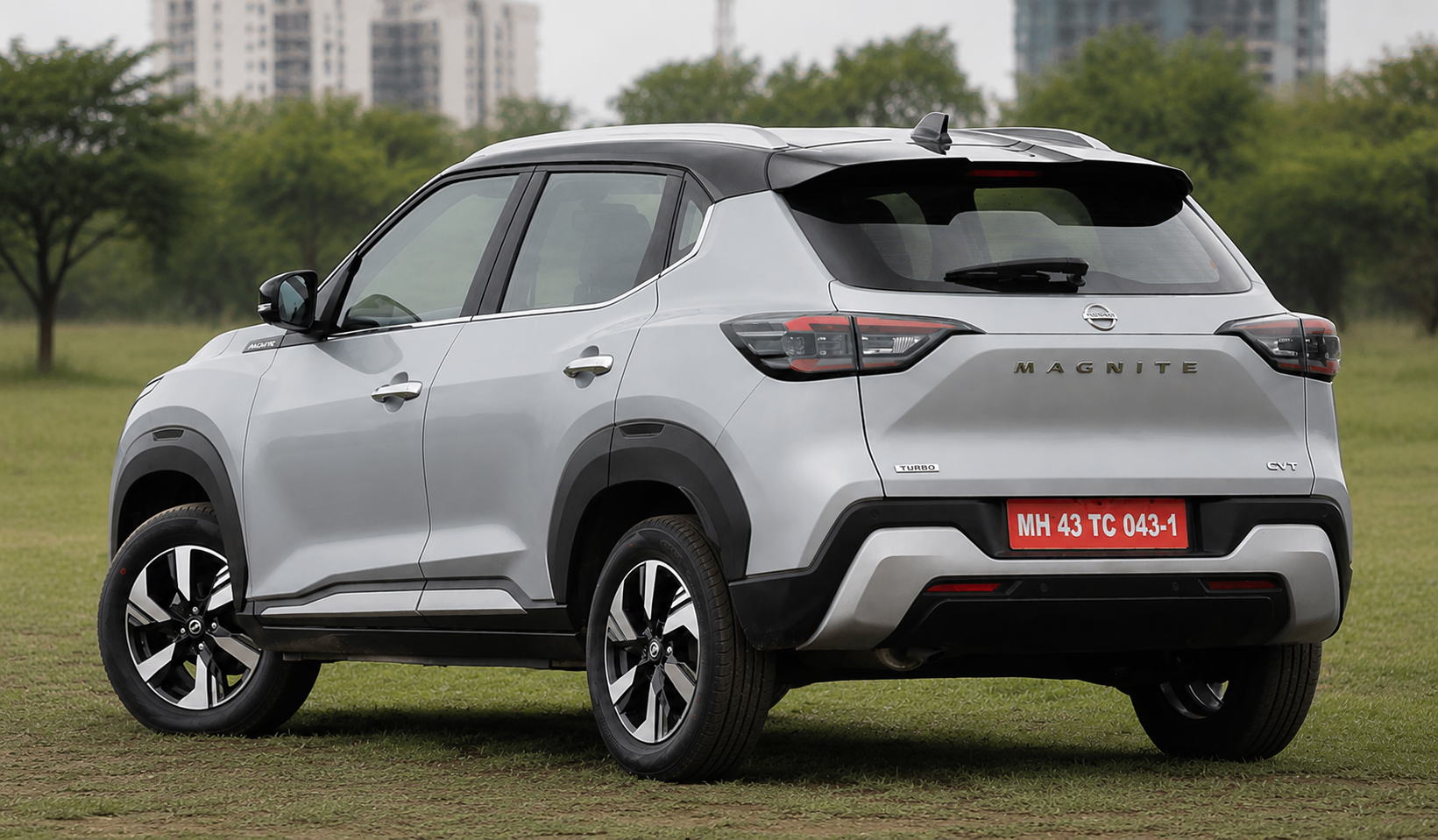 Nissan Magnite in Blade Silver & Onyx Black (Dual-Tone)