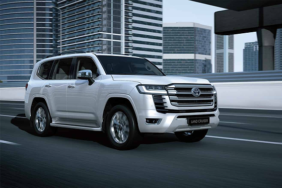 Toyota Land Cruiser, Bold front grille flanked by LED headlamps with integrated DRLs