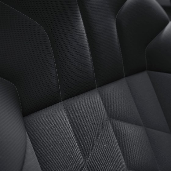 BMW i7, BMW Individual Merino leather with fine-wood Oak mirror-finish trim