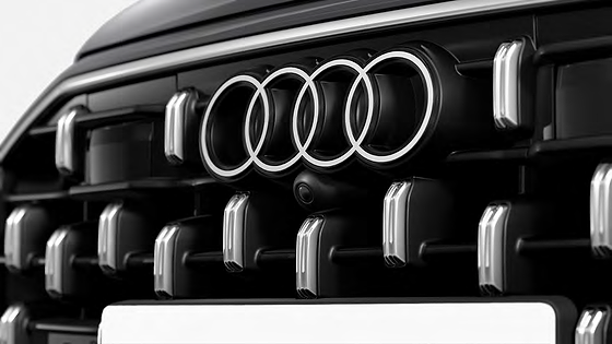Audi Q8, 2D Audi four-ring emblem set into the black single-frame grille.