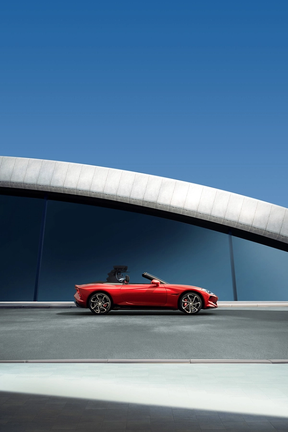MG Cyberster, Convertible soft-top roof that drops in under 10 seconds