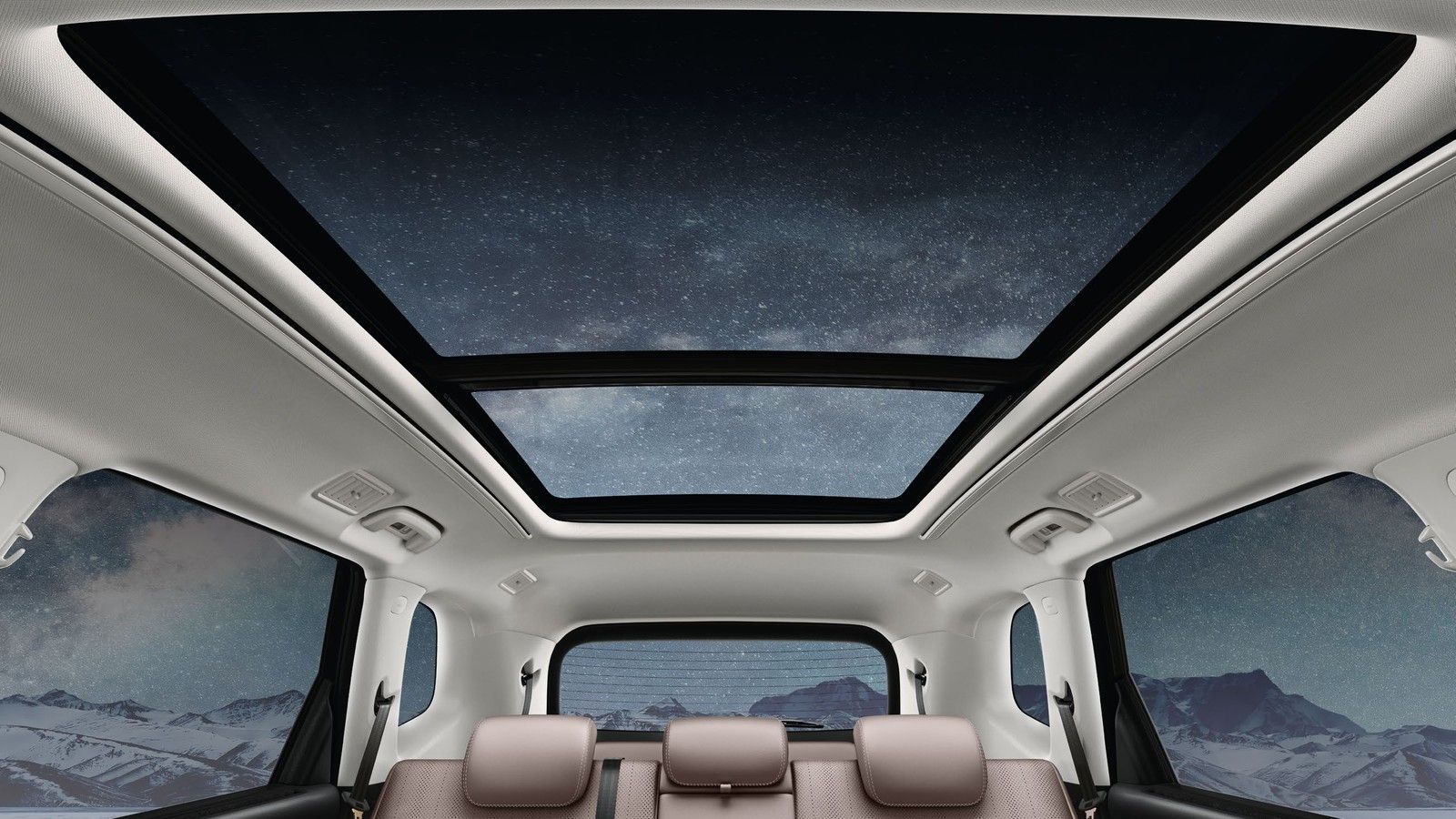 MG Hector Tomahawk PHEV — Panoramic sunroof opens up the three-row cabin